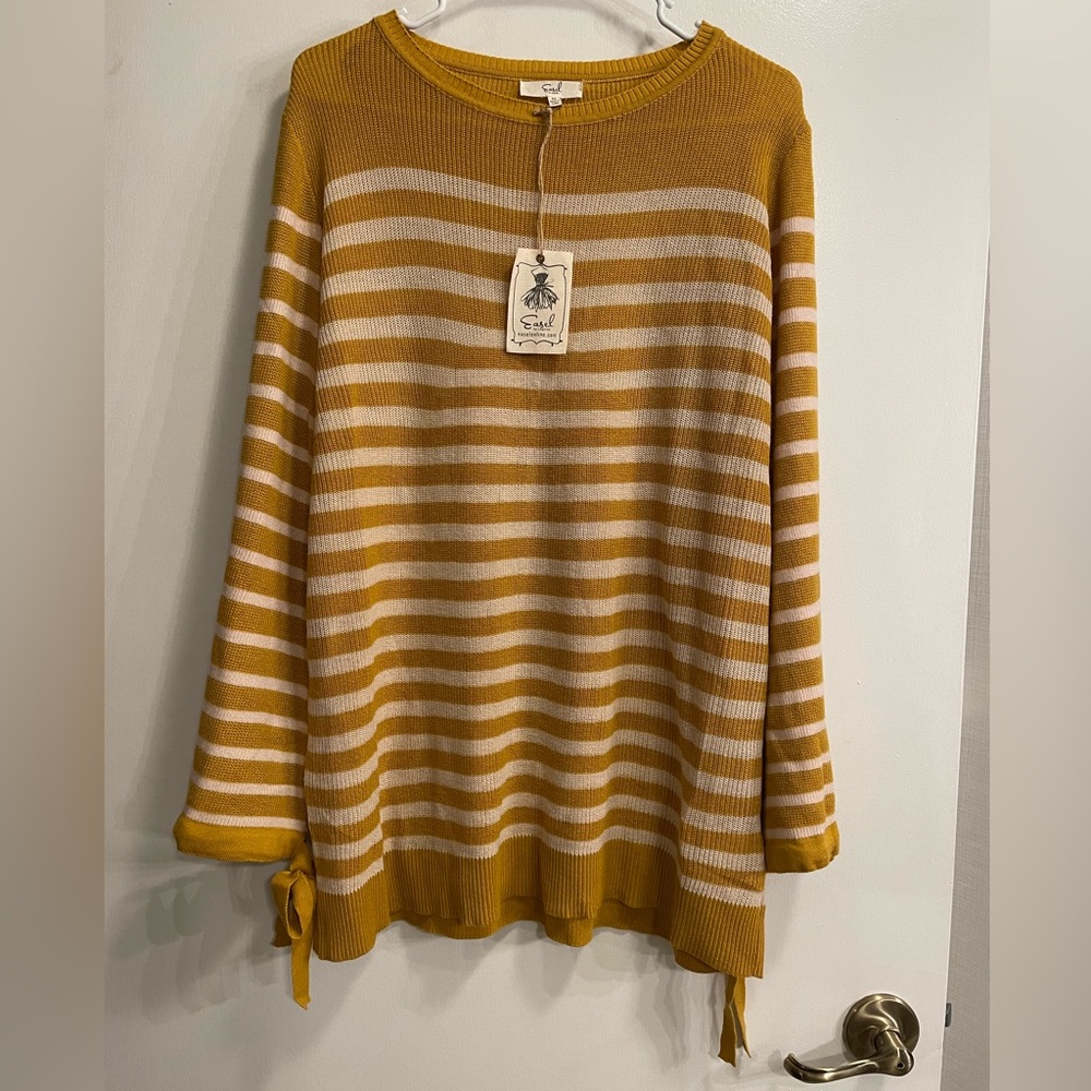 NWT Womens Easel Sweater